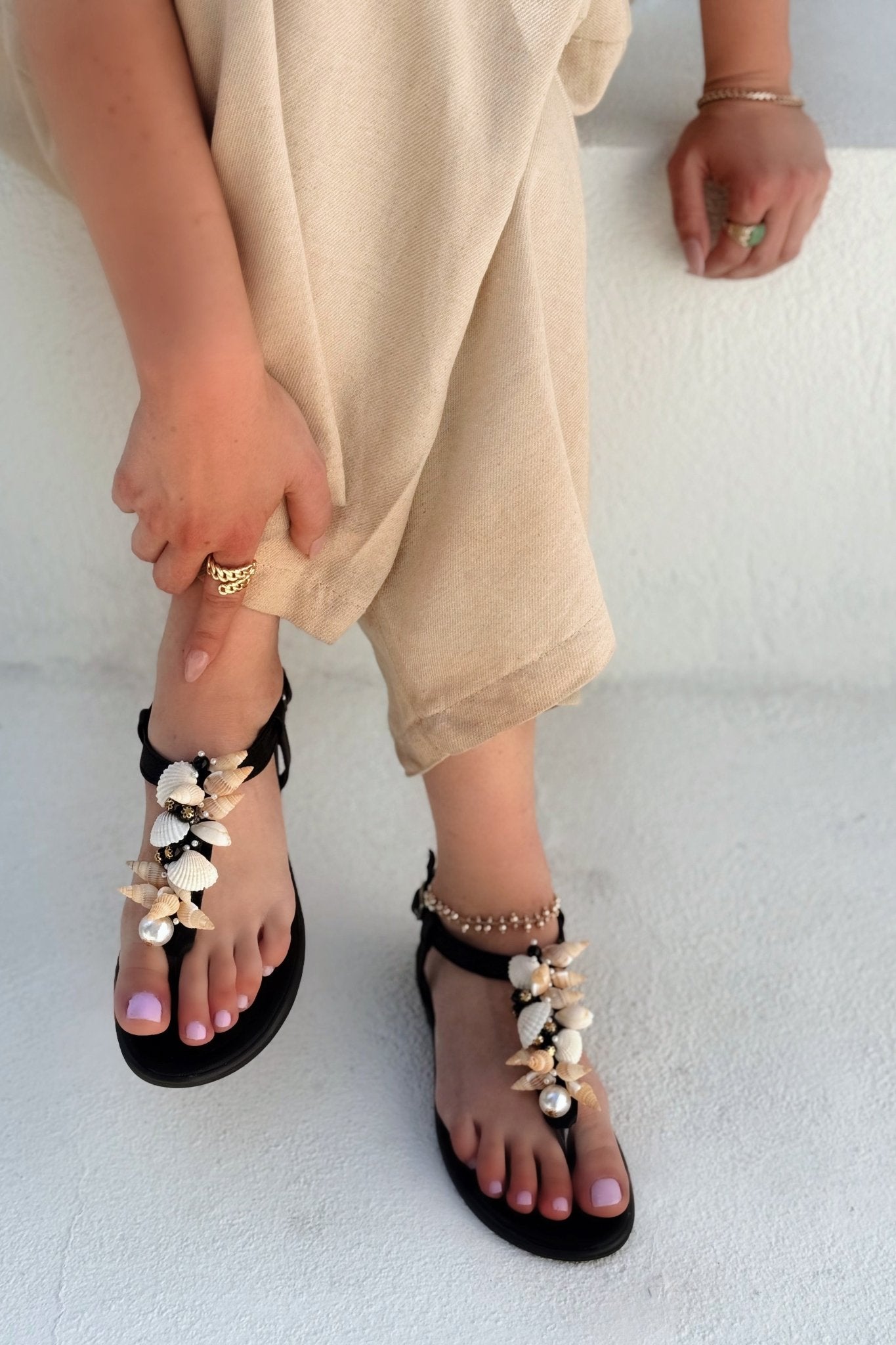 Telwosa Parlak Saten Siyah Deniz Kabuğu Detaylı Parmak Arası Sandalet - ILOVESHOES