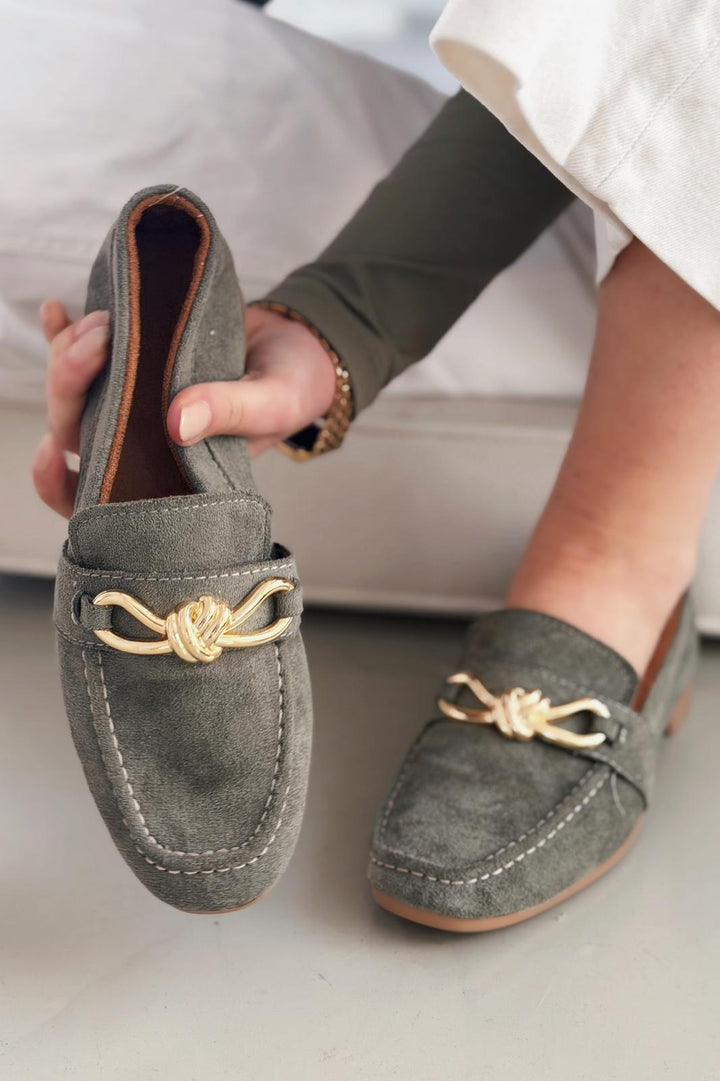 Avelis Kadın Loafer Haki Süet Fiyonk Detaylı - ILOVESHOES