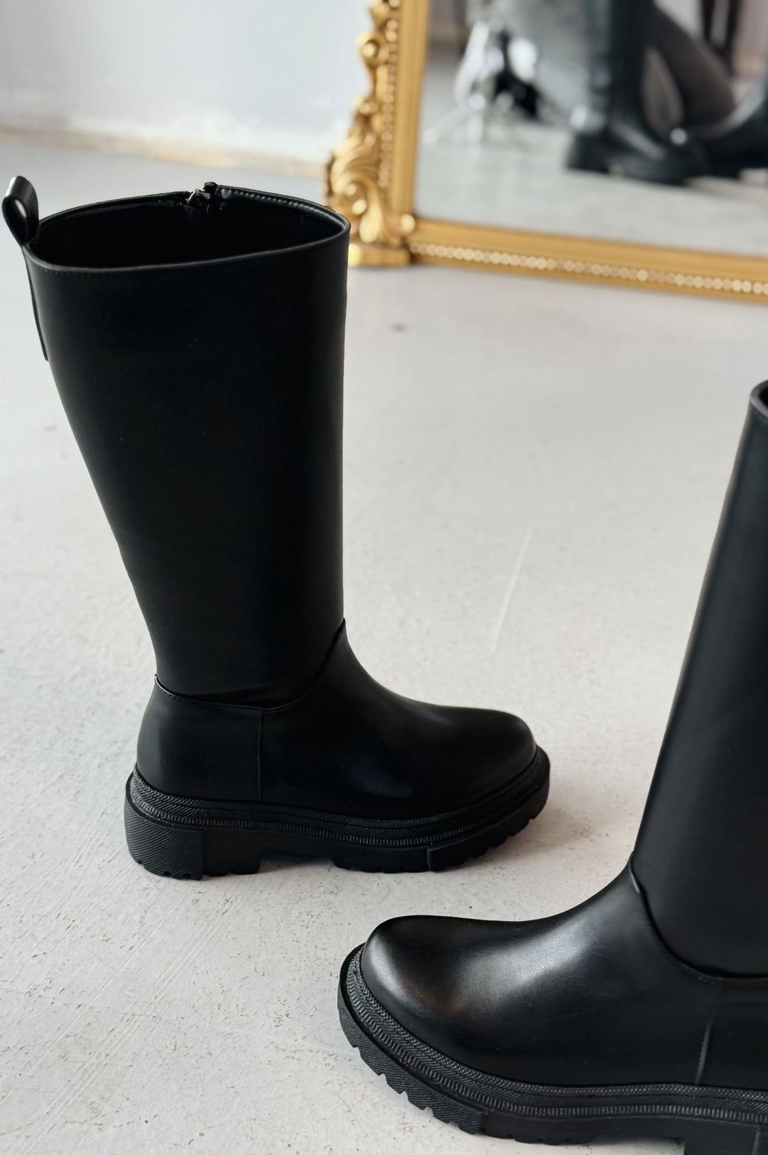 Vynor Siyah Fermuarlı Günlük Kadın Çizme