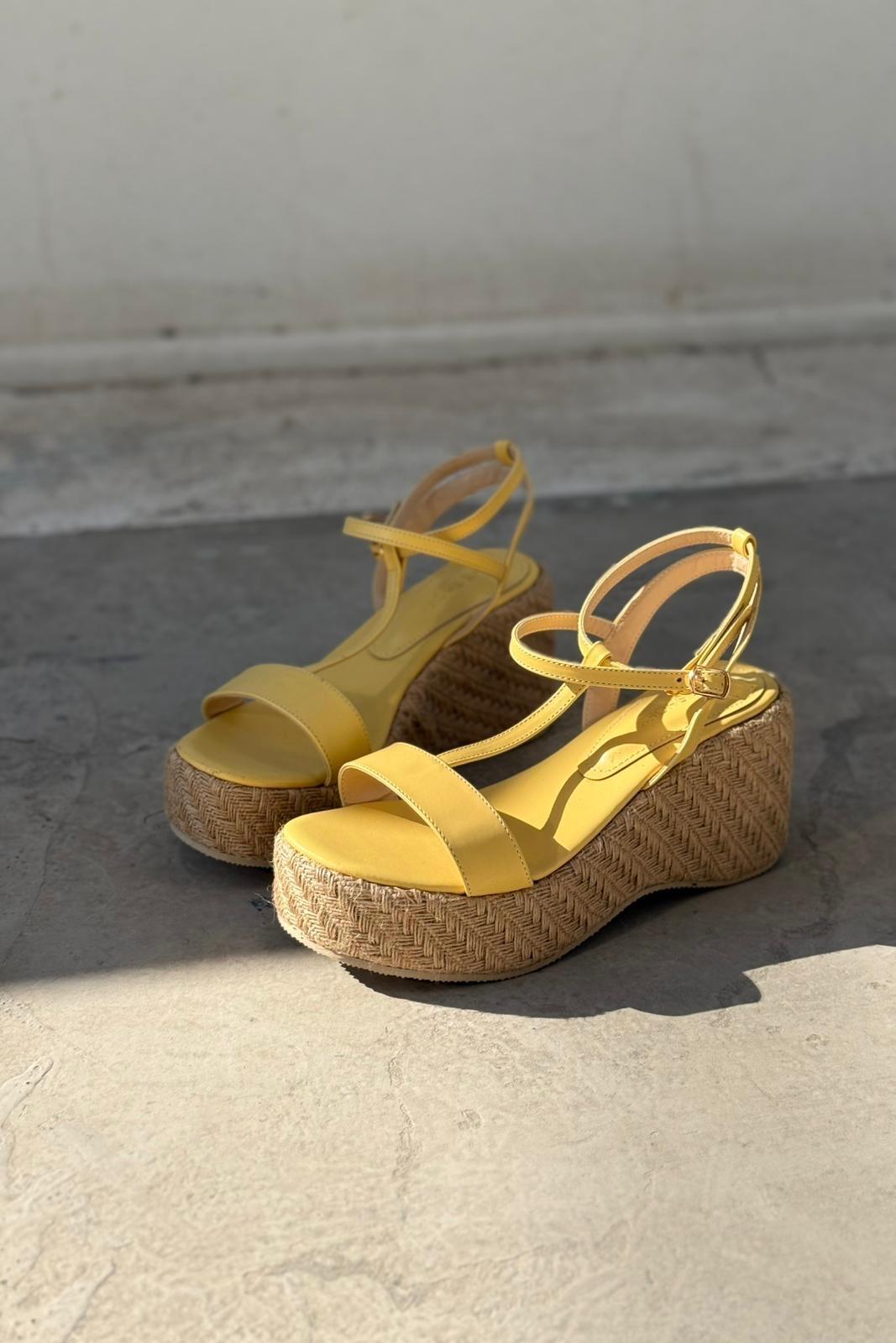 Rowsen Mat Deri Bant Detaylı Dolgu Topuklu Ayakkabı Sarı - ILOVESHOES