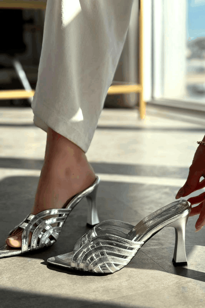 Lumon Parlak Deri Gümüş Bant Detaylı Topuklu Terlik - ILOVESHOES