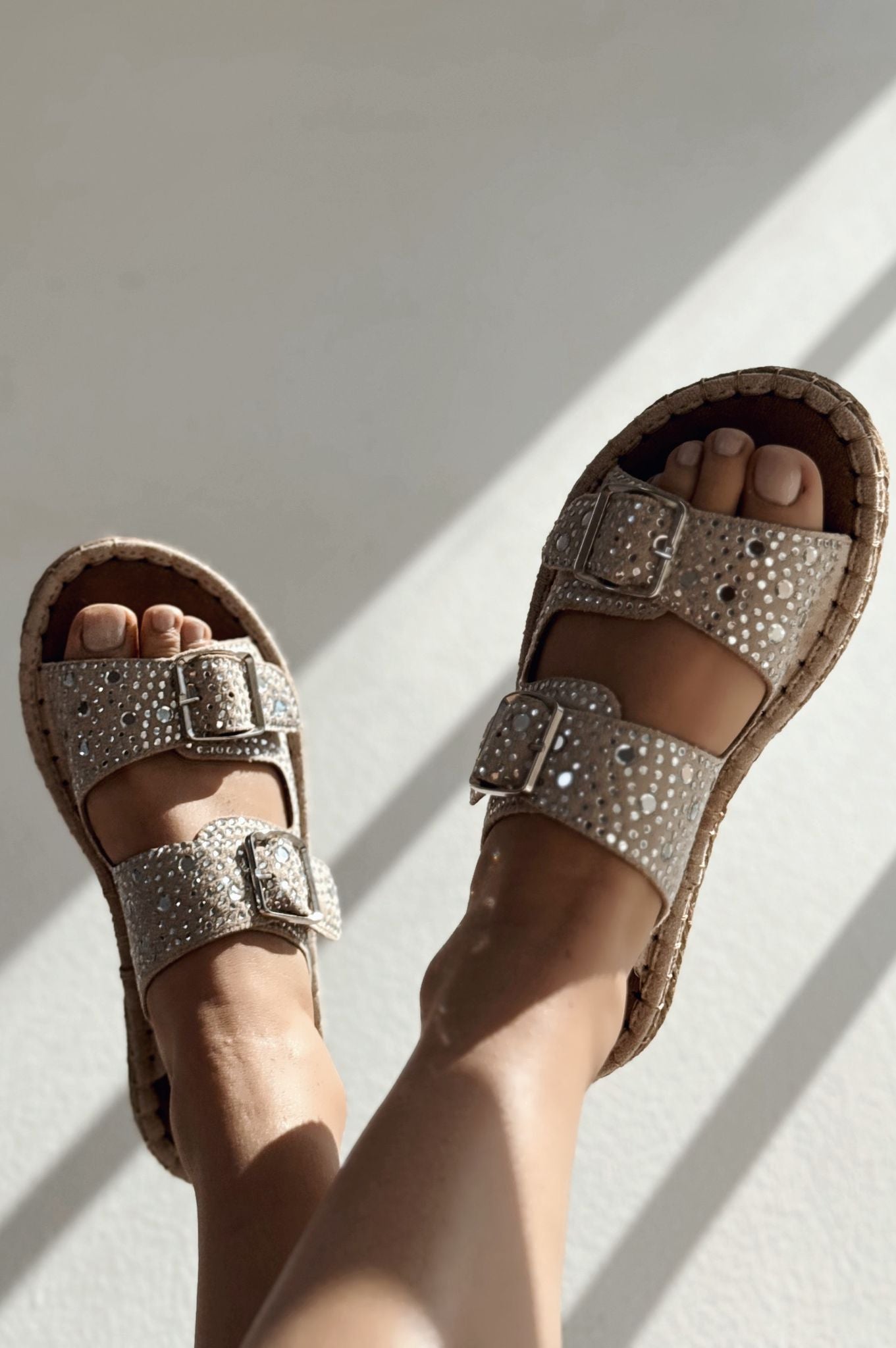 Waloen Süet Bej Taş Detaylı Kadın Terlik - ILOVESHOES