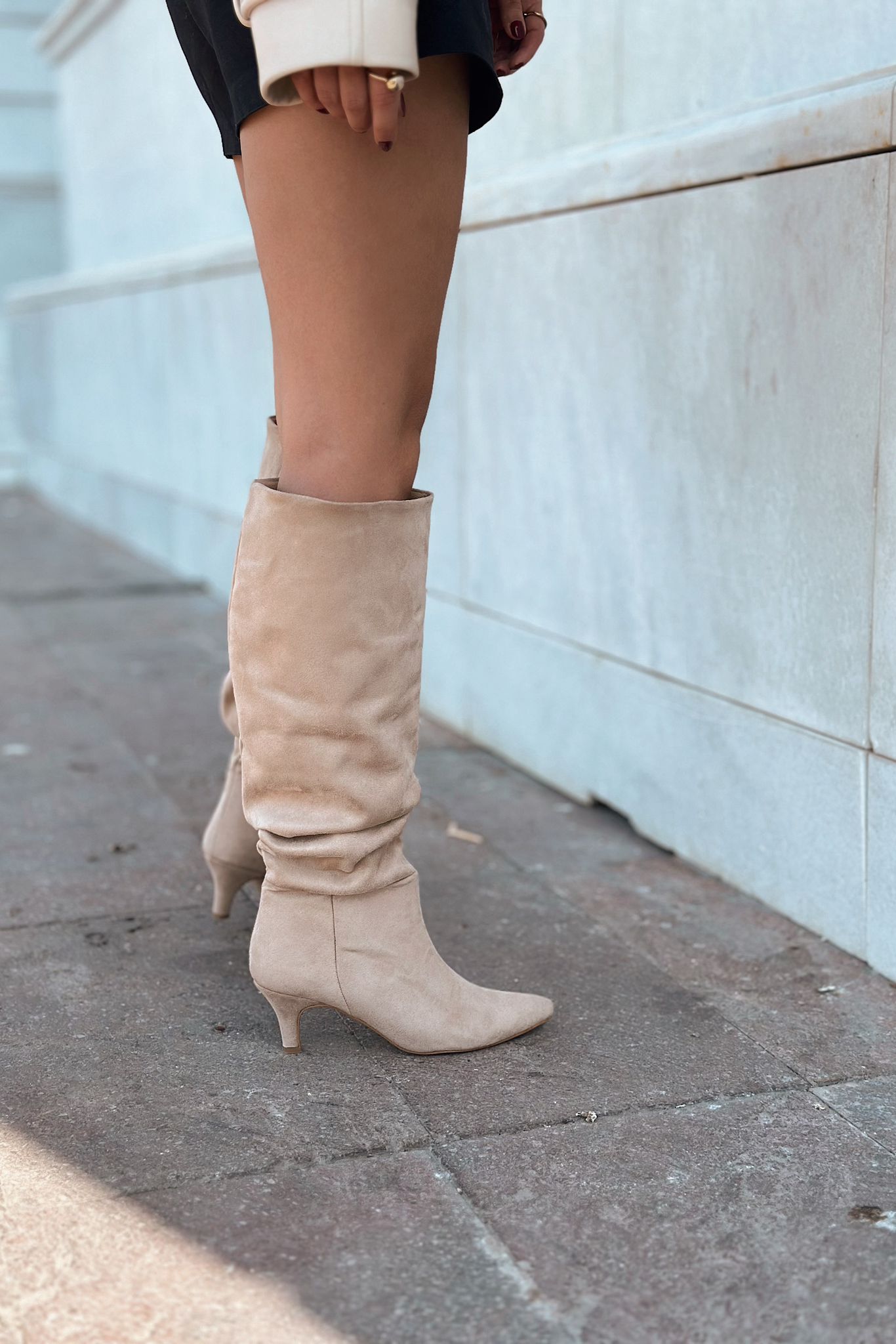 Sollet Süet Kısa Topuklu Körüklü Bej Çizme - ILOVESHOES