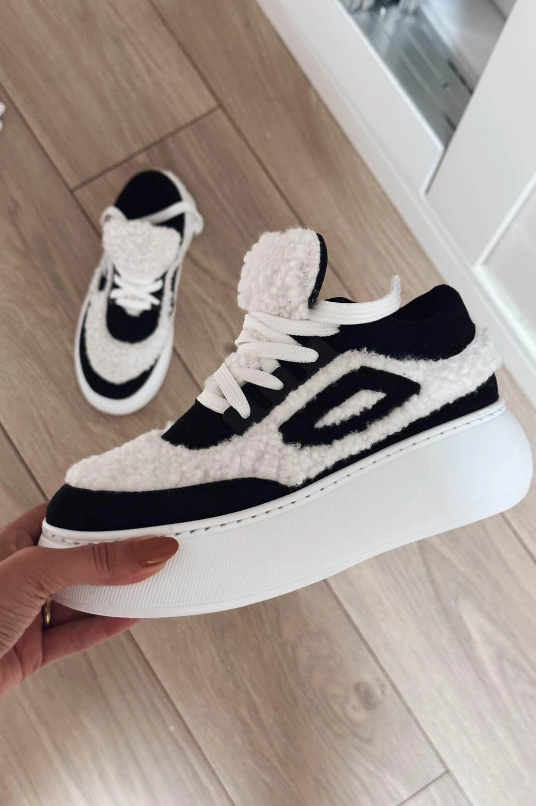 Poffy Peluş Kalın Taban Kadın Spor Ayakkabı Siyah-Beyaz