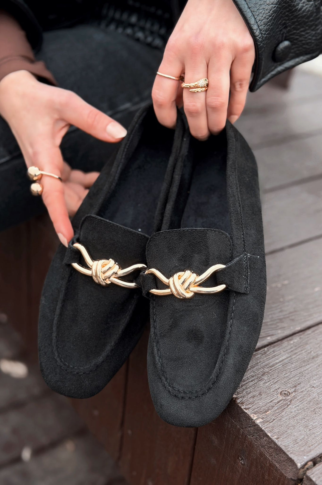 Avelis Kadın Loafer Siyah Süet Fiyonk Detaylı
