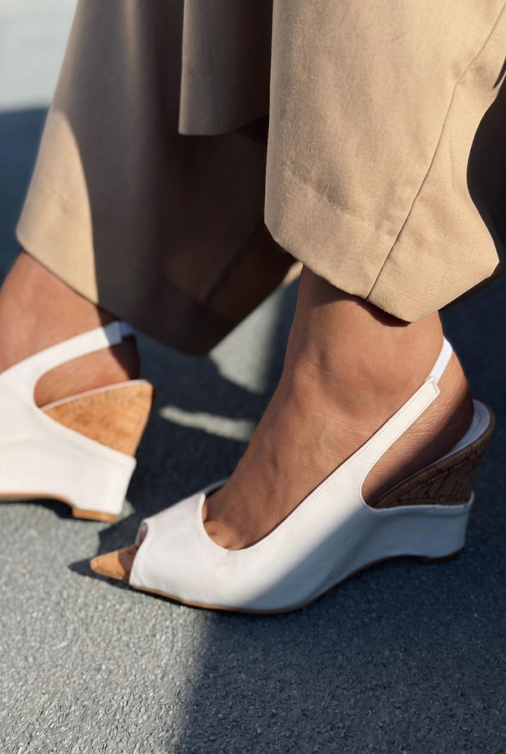 Nerov Beyaz Kırışık Deri Kadın Dolgu Topuklu Sandalet - ILOVESHOES