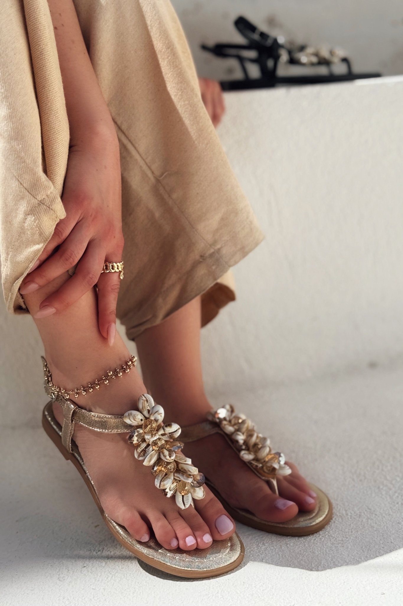 Wanids Parlak Saten Gold Deniz Kabuğu Detaylı Parmak Arası Sandalet - ILOVESHOES