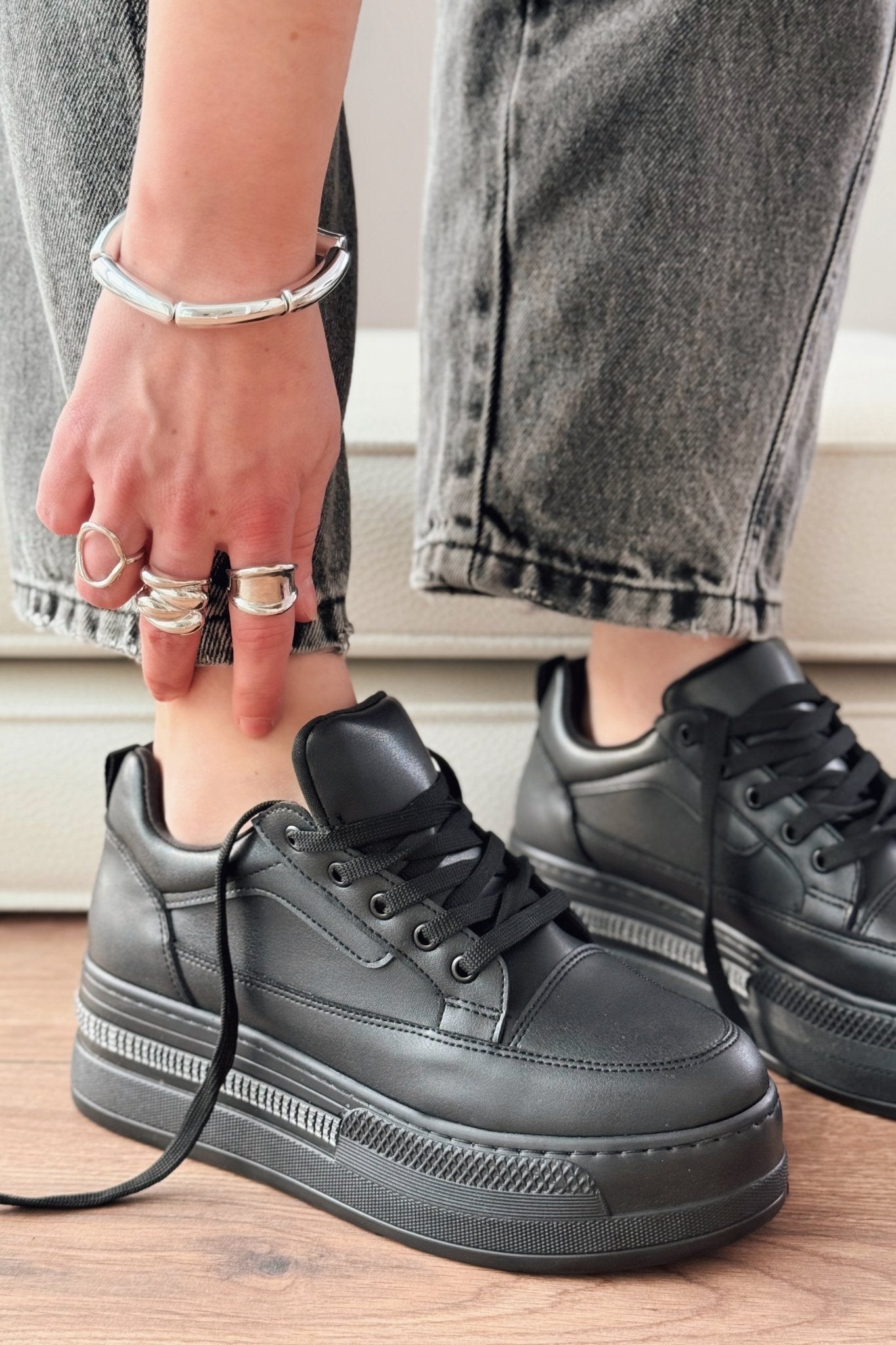 Yovira Siyah Bağcıklı Taban Taş Aksesuarlı Günlük Spor Ayakkabı - ILOVESHOES