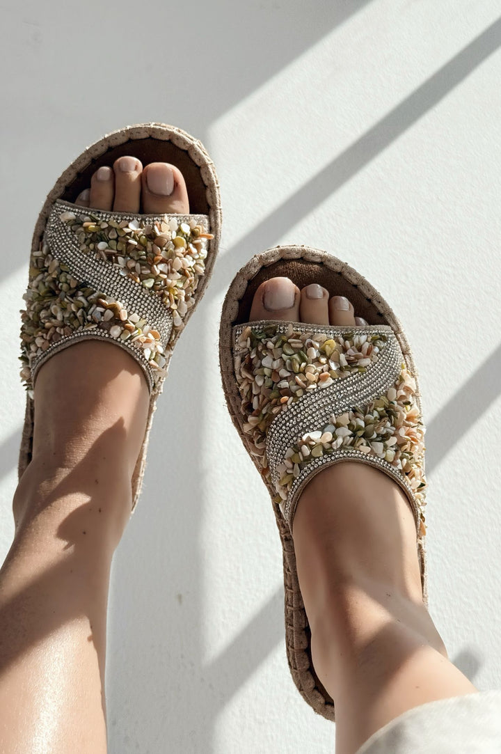 Kalwonsa Süet Bej Taş Detaylı Kadın Terlik - ILOVESHOES