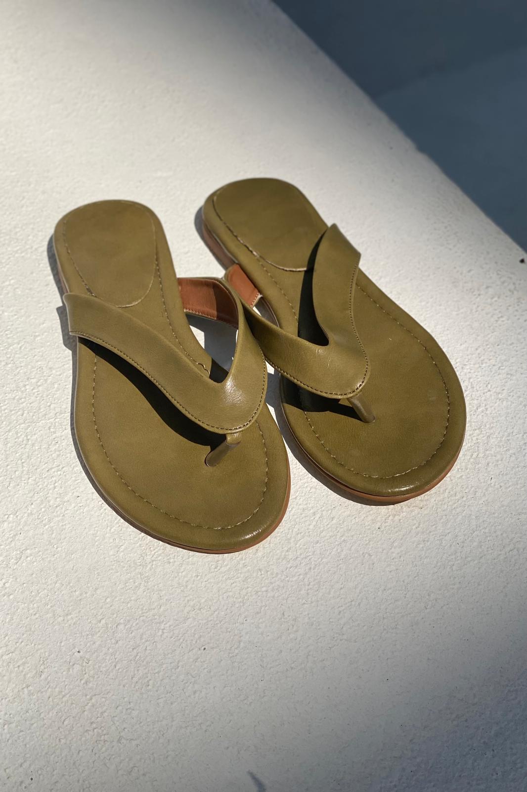 Orlen Parlak Deri Haki Parmak Arası Düz Kadın Terlik - ILOVESHOES