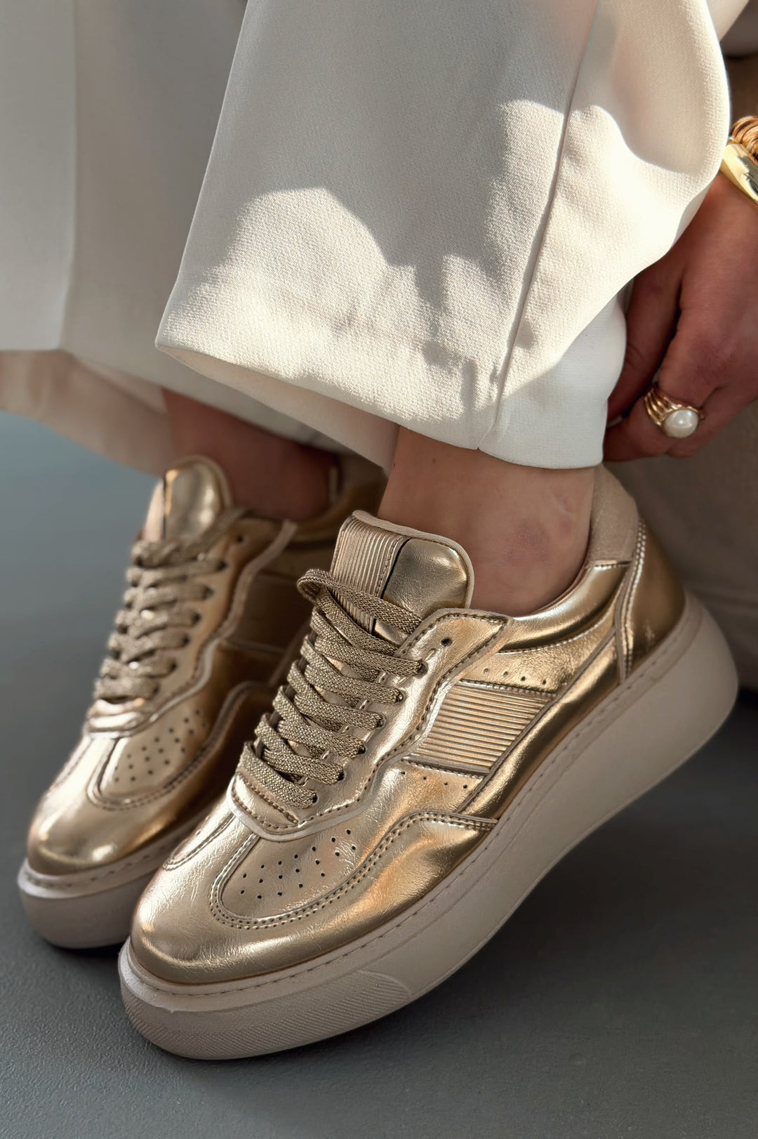 Larisa Gold Parlak Deri Kadın Spor Ayakkabı - ILOVESHOES
