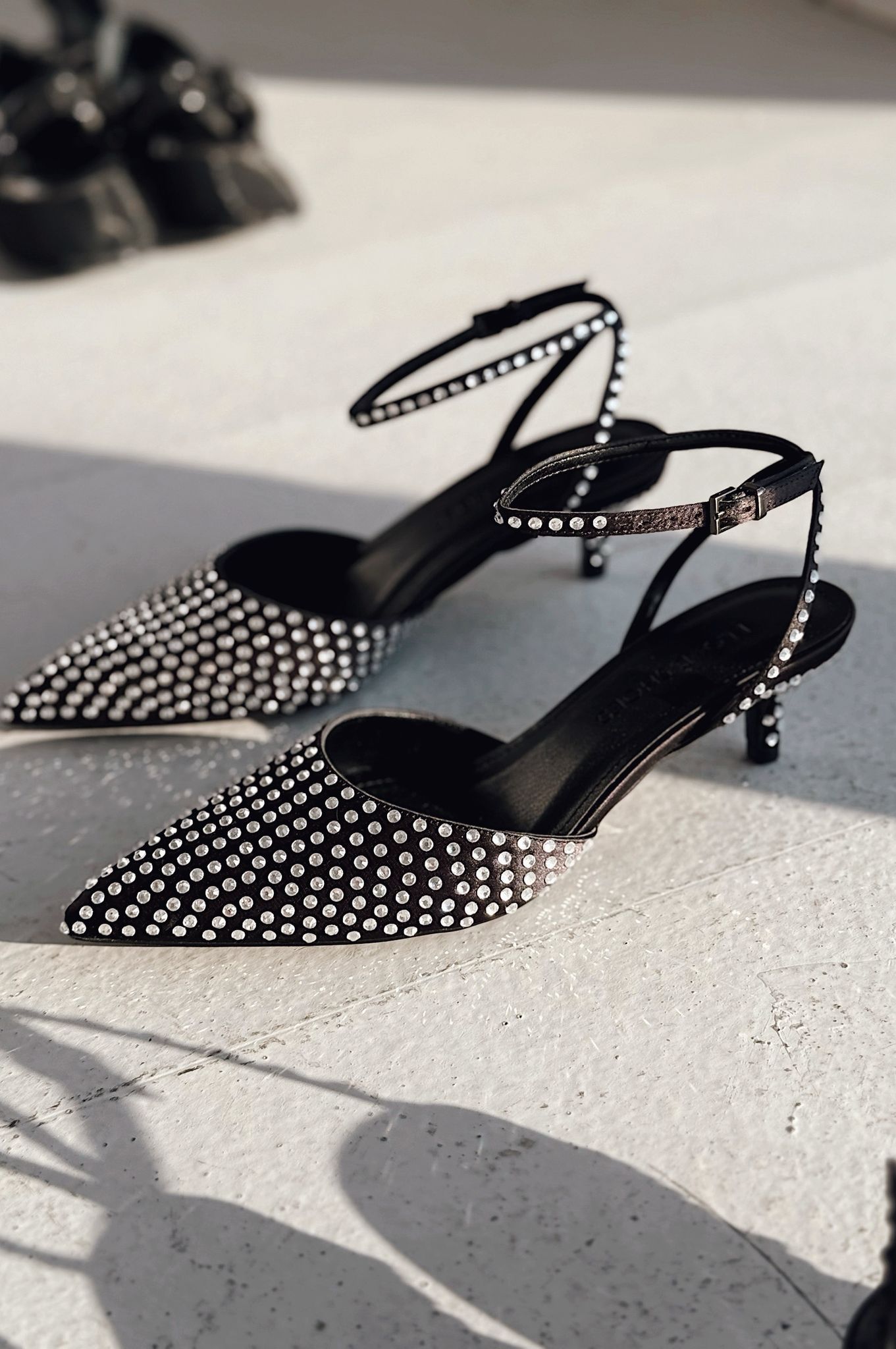 Orynea Saten Gümüş Taş Detaylı Kısa Topuklu Kadın Ayakkabı - ILOVESHOES